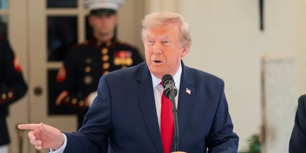 Дональд Трамп поряд із будівлею Капітолію, на тлі — танкер в Ормузькій протоці