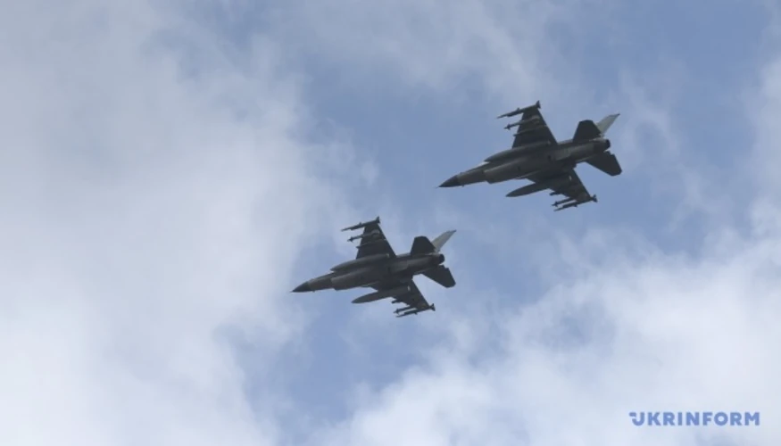 Винищувач F-16 Повітряних сил Румунії у повітрі