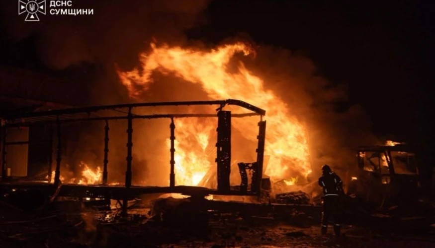Наслідки пожежі на місці удару по цивільному об'єкту в Сумах (фото ДСНС)