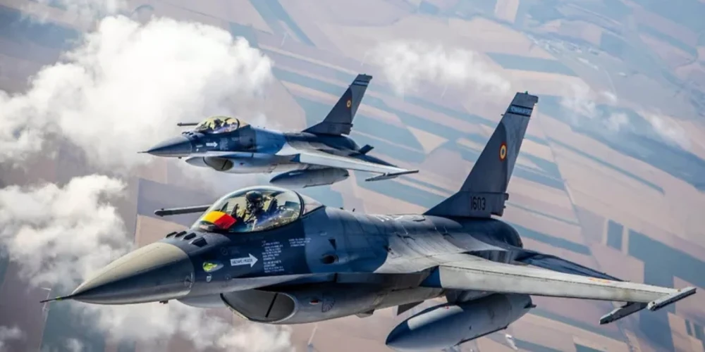 Винищувач F-16 ВПС Румунії в повітрі