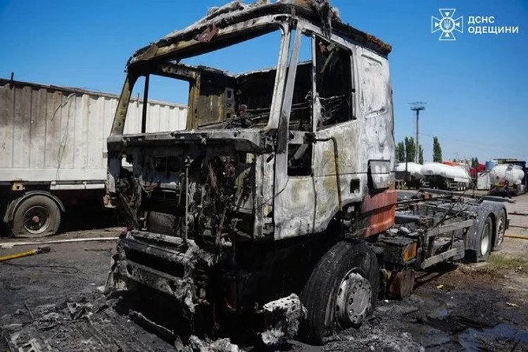 Пошкоджені автомобілі біля зруйнованих рибацьких будинків після удару по парку розваг на Одещині