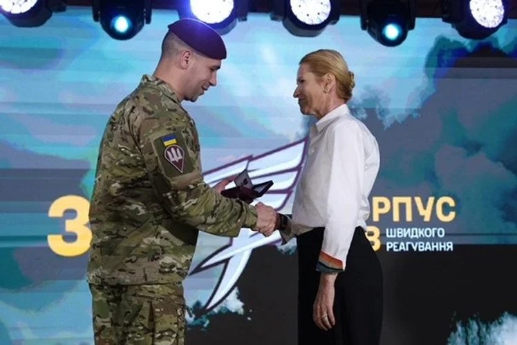 Олена Кондратюк під час урочистостей у Дніпрі з нагоди третьої річниці створення 7 корпусу швидкого реагування ДШВ