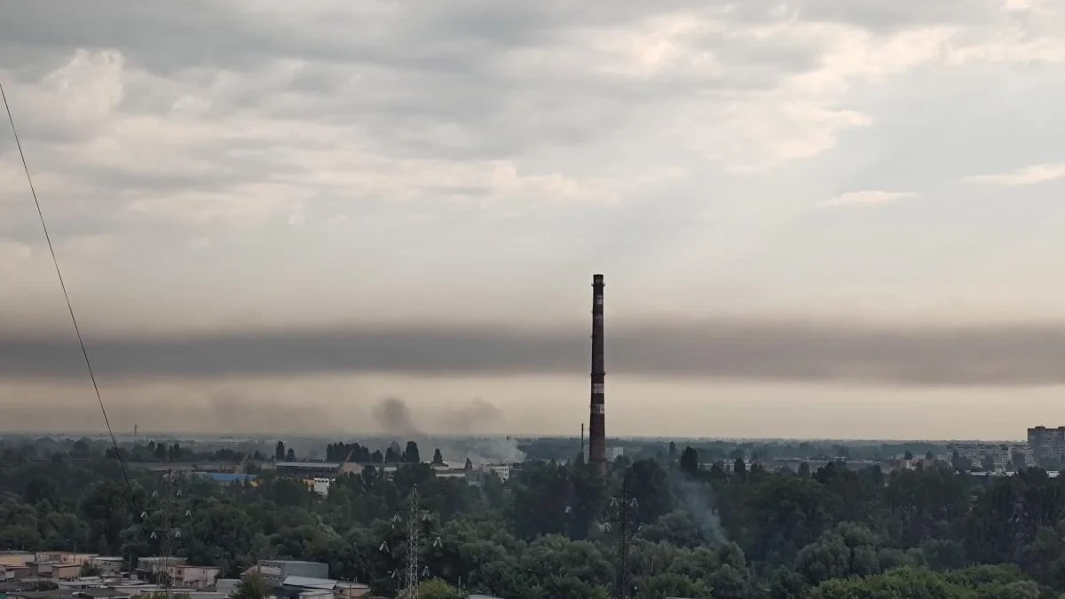 Задимлені вулиці Києва після пожеж унаслідок російської атаки