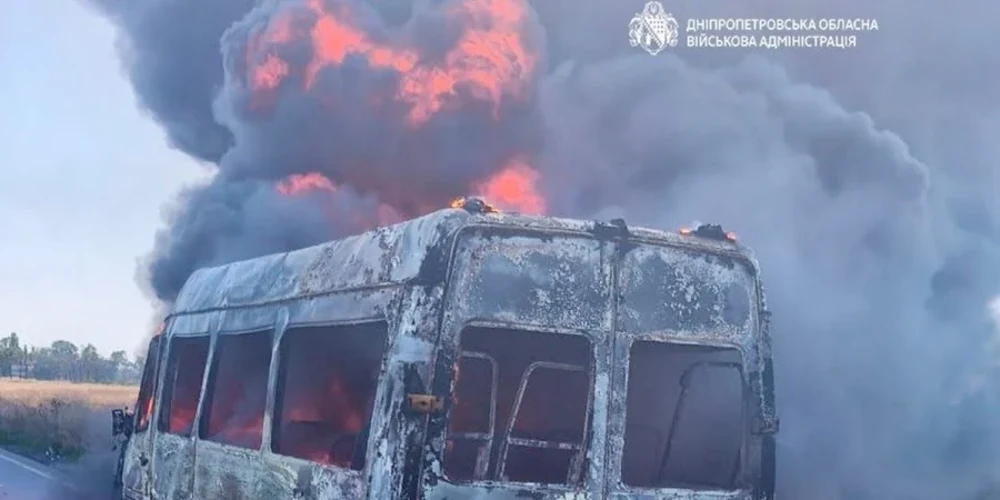 Пошкоджений рейсовий мікроавтобус після удару FPV-дрона на Дніпропетровщині, фото ДСНС