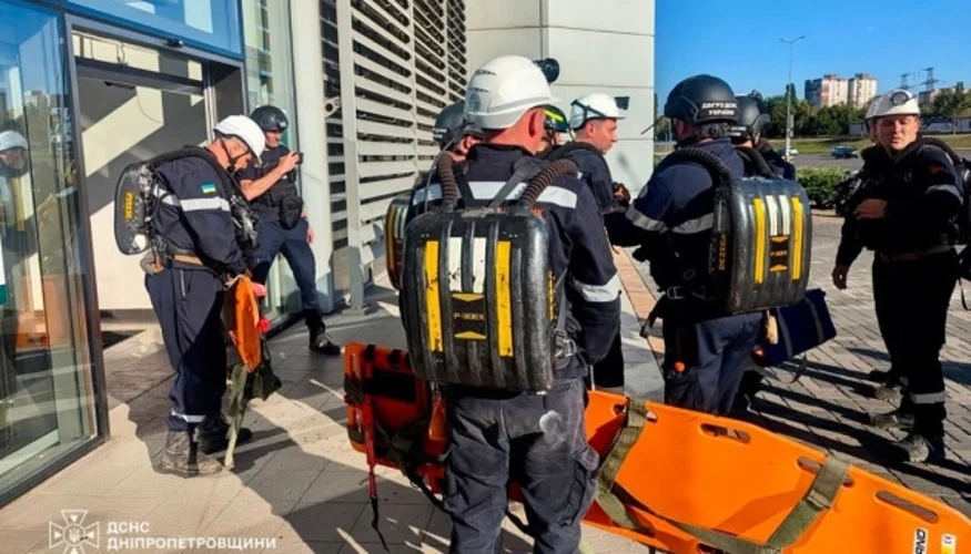 Наслідки удару по найбільшому ТЦ Кривого Рогу: пошкоджена будівля, пожежа всередині, рятувальники на місці.