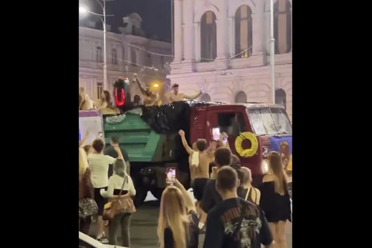 Вантажівка, переобладнана під басейн, рухається вулицями Харкова під час святкування Дня міста 23 серпня