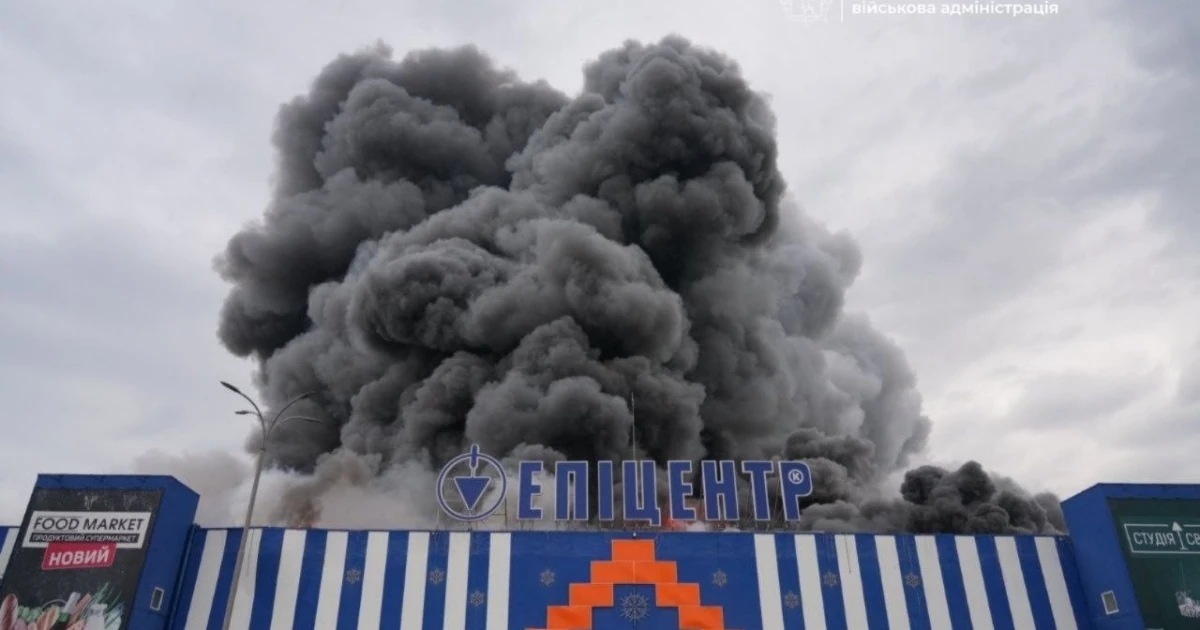 Пошкоджена будівля «Епіцентру» в Запоріжжі після удару 28 серпня 2026 року, масштабна пожежа.