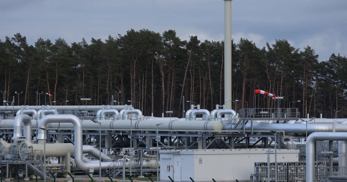 Газопроводи «Північні потоки» на тлі символічного зображення переговорів США та РФ щодо російського газу