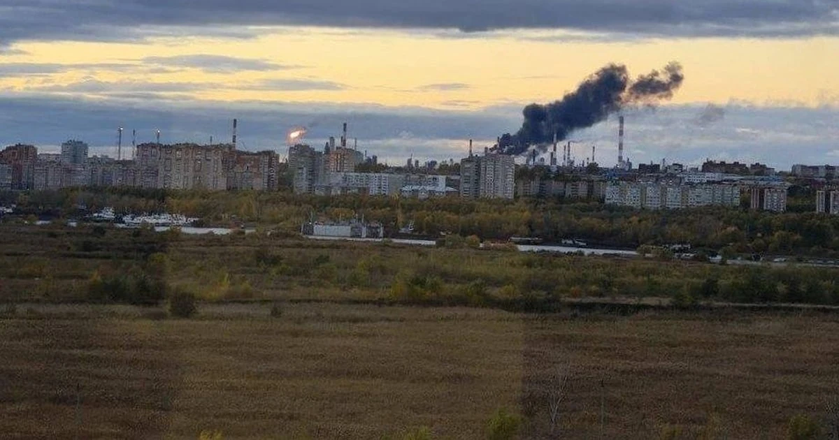Пожежа на Омському нафтопереробному заводі після удару 8 жовтня 2026 року