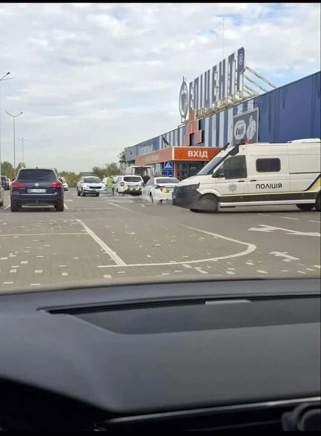Територія будівельно-господарського гіпермаркету в Ковелі, де стався напад із сокирою 6 жовтня 2026 року.