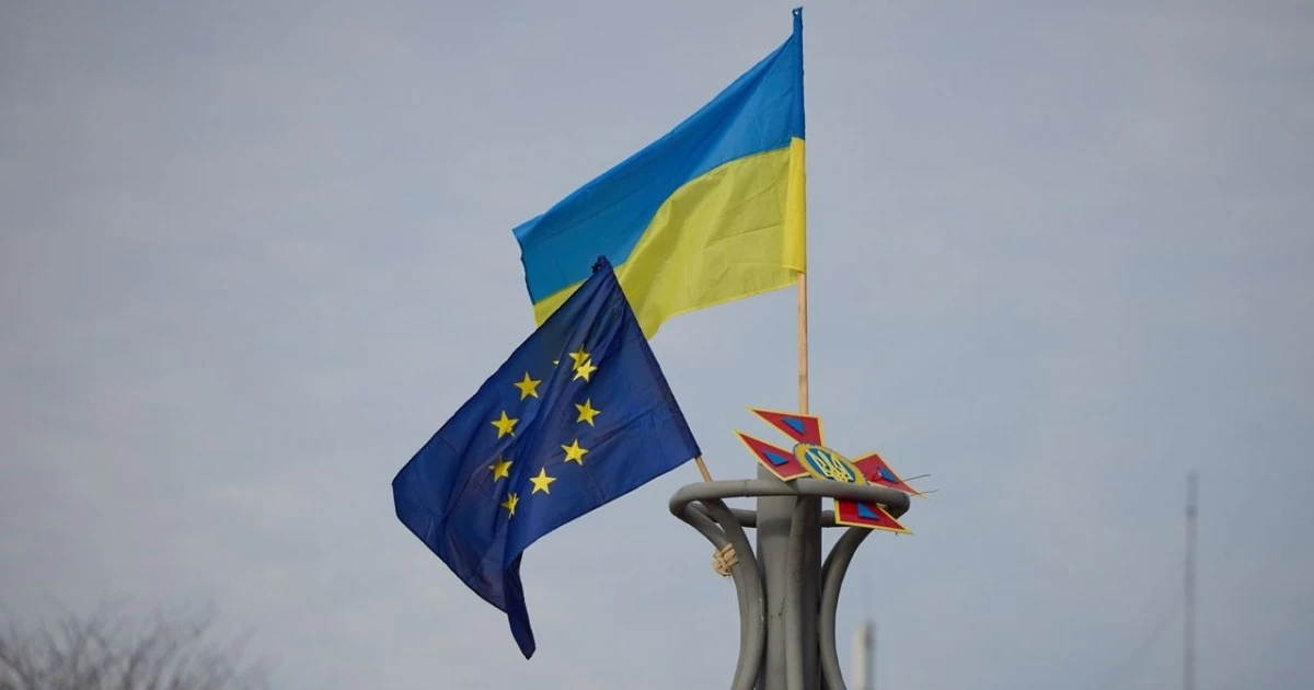 Прапори ЄС та України як символи переговорного процесу щодо вступу